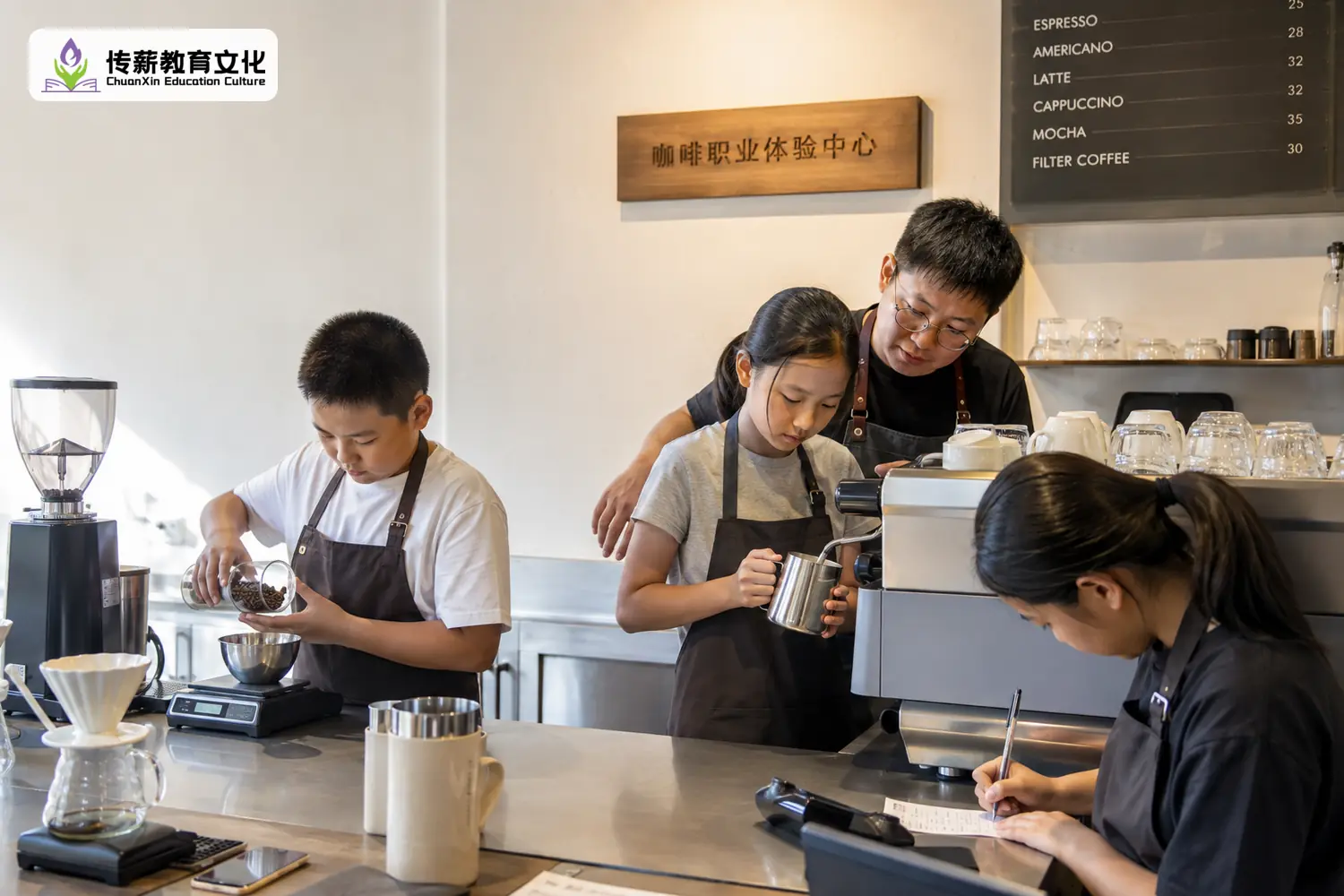 孩子在门店做小小咖啡师